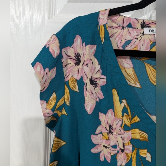 DR2 by Daniel Rainn Teal Floral V-Neck Short Sleeve Blouse in Size 2X - Picture 3 of 8